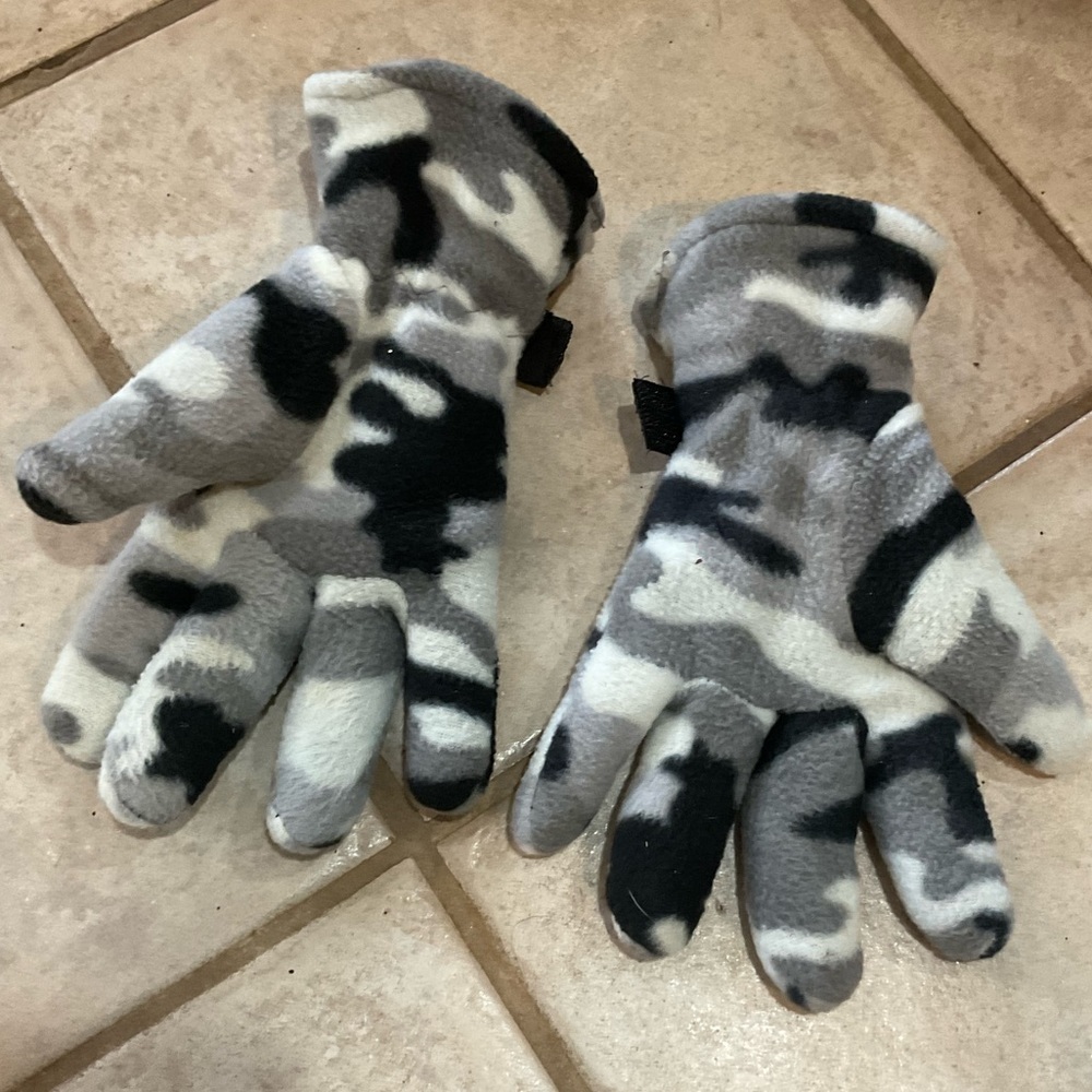 FREE with purchase: Sport black, grey, white fleece gloves with velcro at wrist. - Picture 7 of 8